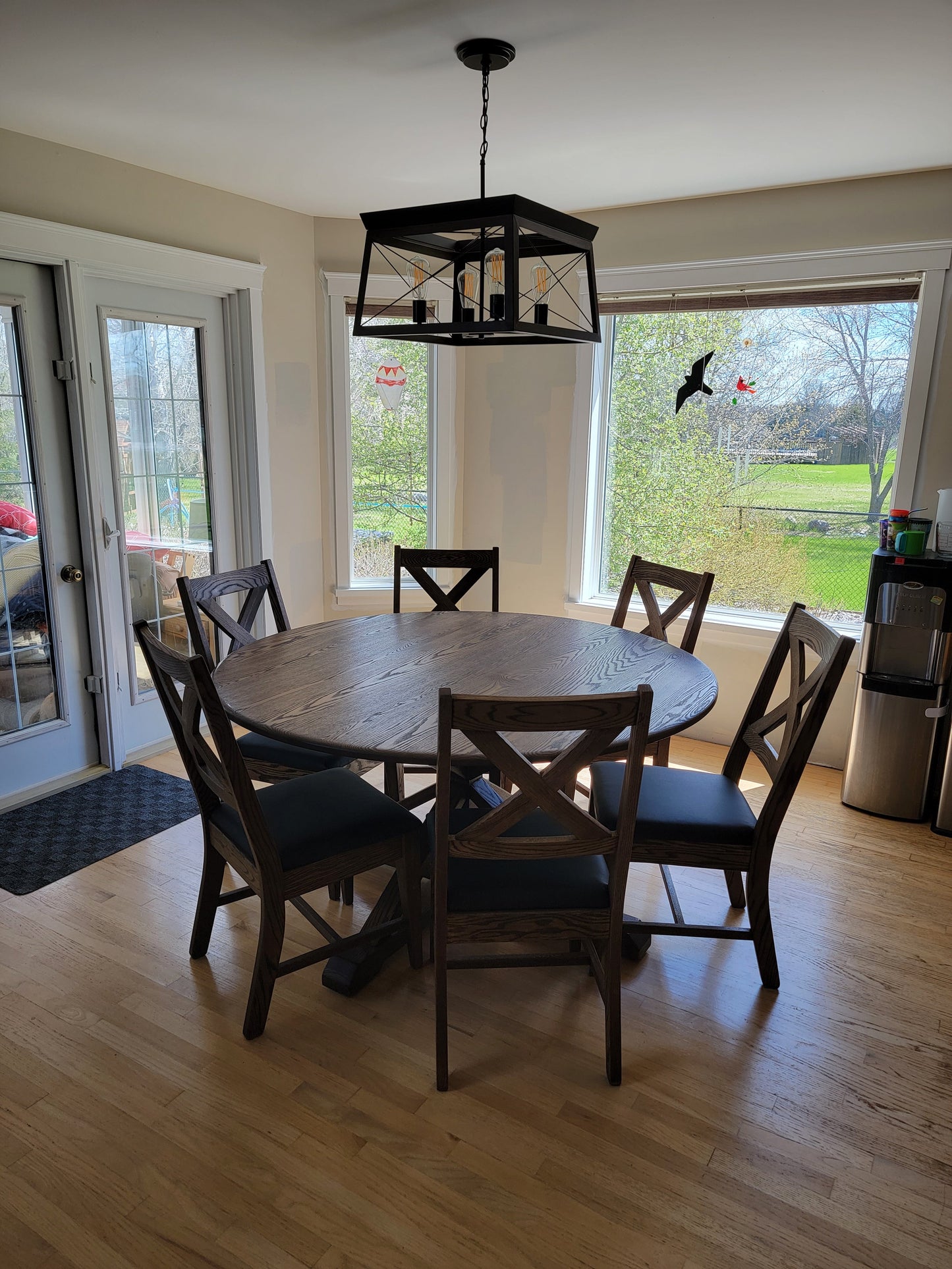 Round Farmhouse dining table, dining chairs.